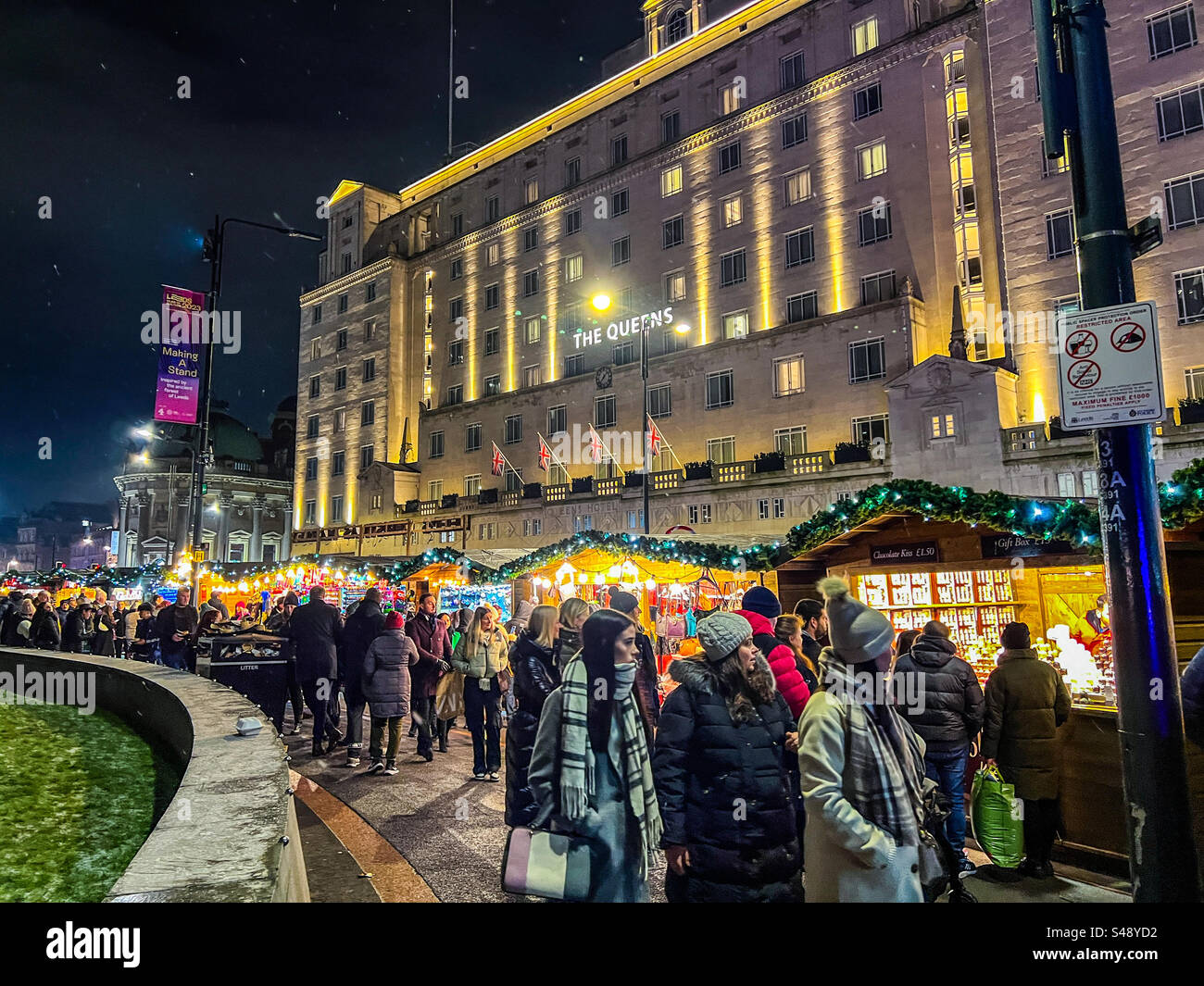 Marché de Noël dans le centre-ville de Leeds en soirée Banque D'Images