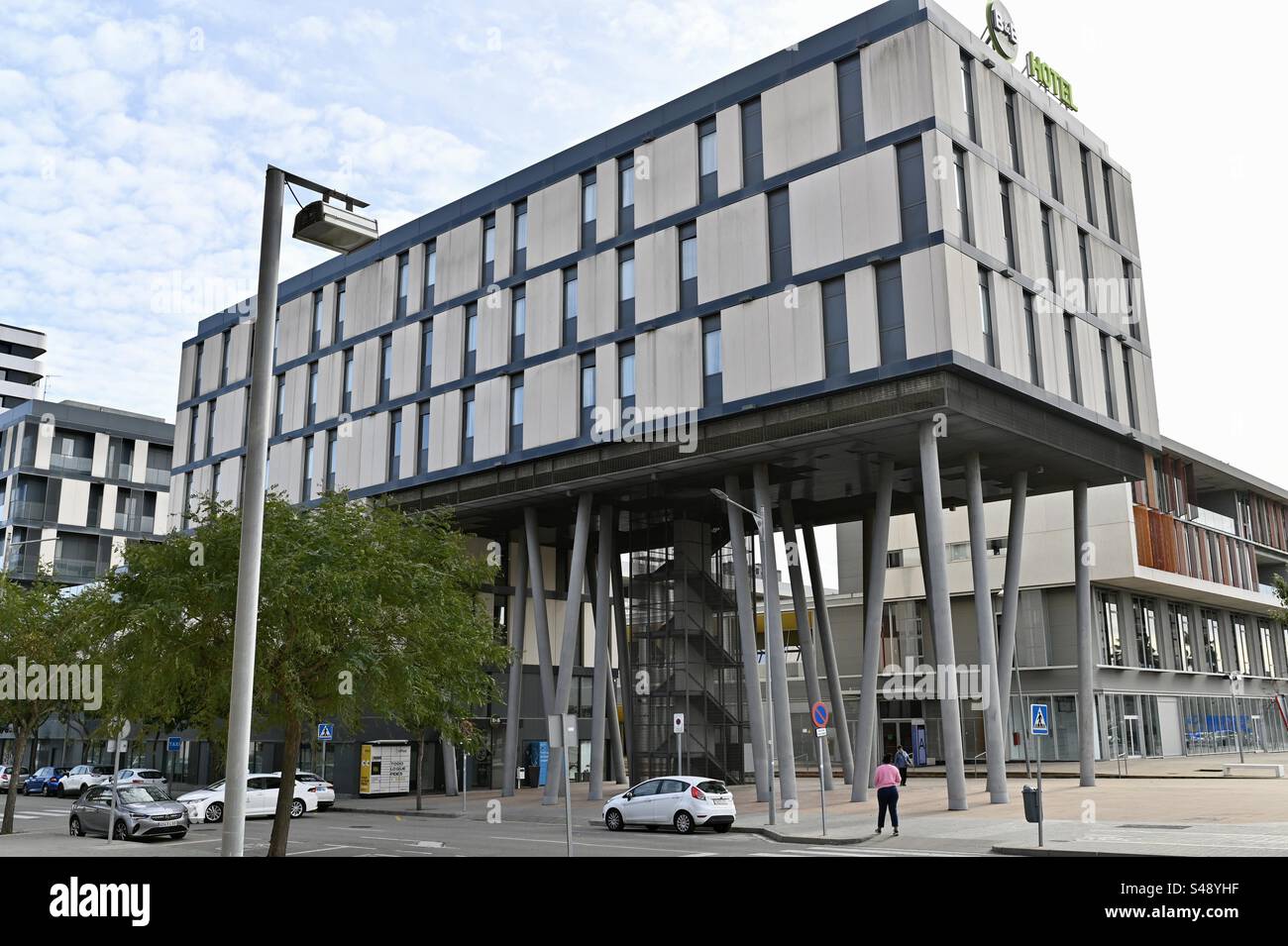 Hôtel moderne hors sol à Mataro, Costa Brava, Espagne - Image de stock capturée avec un smartphone