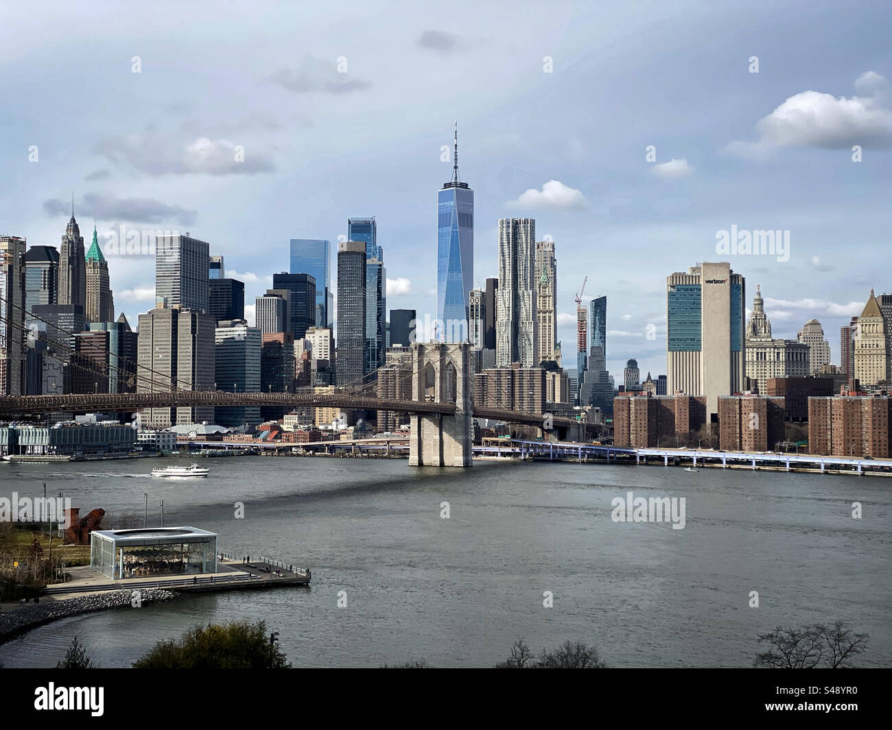 Pont de Brooklyn et gratte-ciel de Manhattan - Image de stock capturée avec un smartphone
