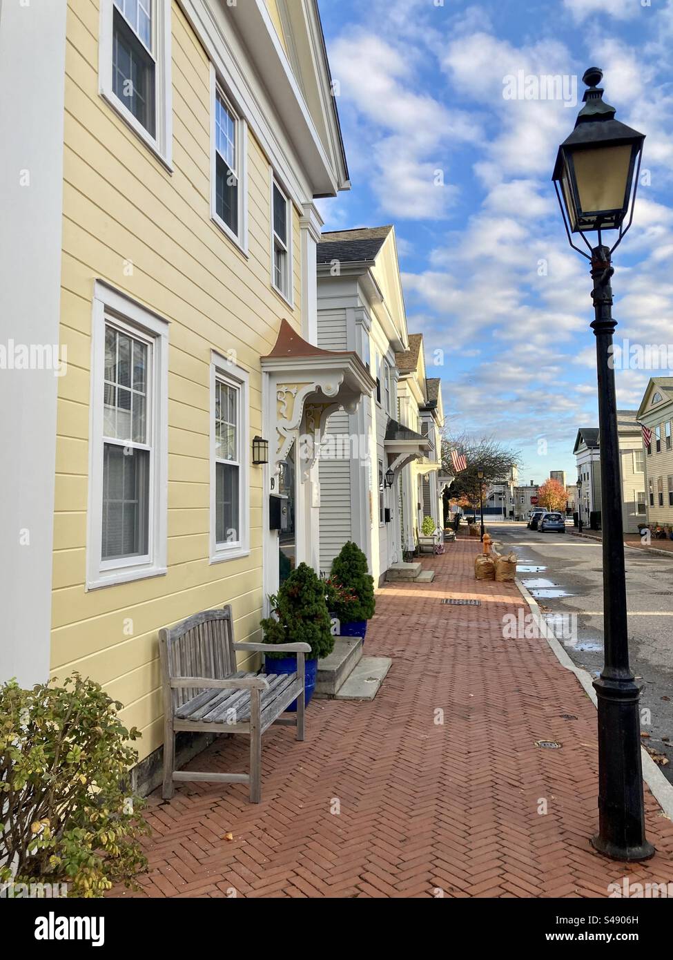 New London, Connecticut, États-Unis : vue de l'historique Starr Street un jour d'automne. Rangée de maisons avec trottoir en briques rouges devant. Banque D'Images