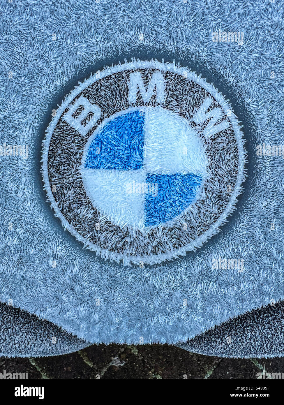 Voiture BMW couverte de glace en hiver - Image de stock capturée avec un smartphone