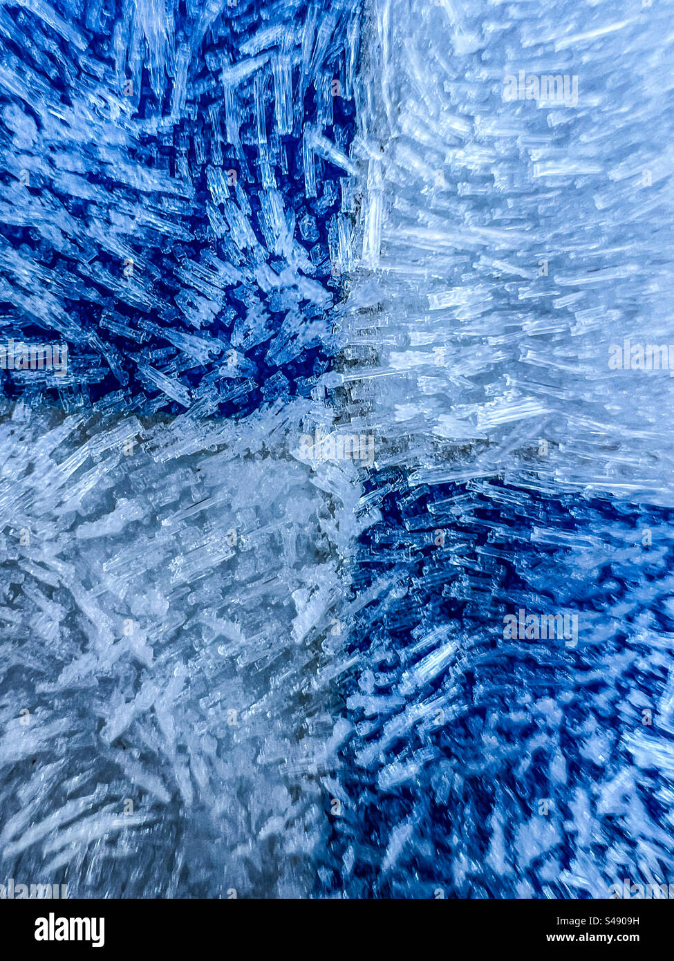 Voiture BMW couverte de glace en hiver - Image de stock capturée avec un smartphone