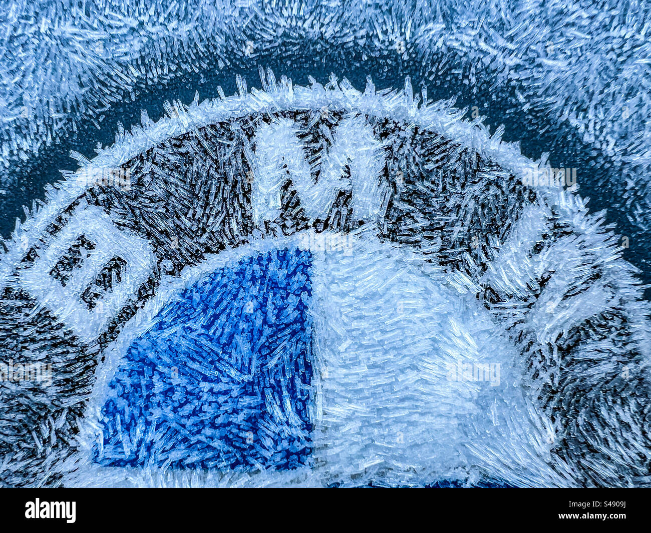 Voiture BMW couverte de glace en hiver - Image de stock capturée avec un smartphone