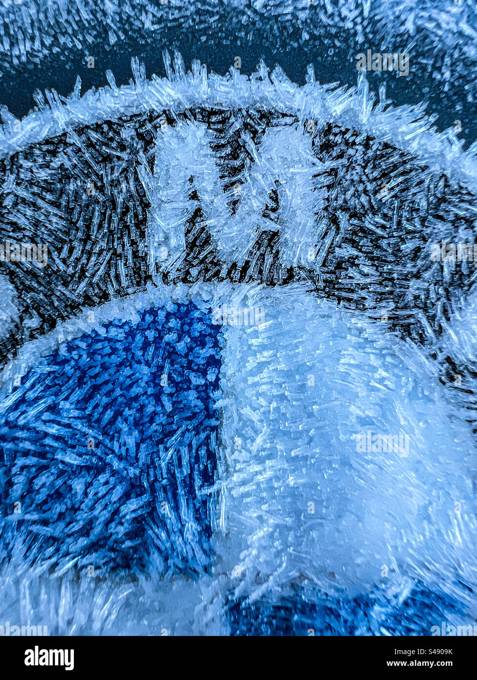 Voiture BMW couverte de glace en hiver - Image de stock capturée avec un smartphone