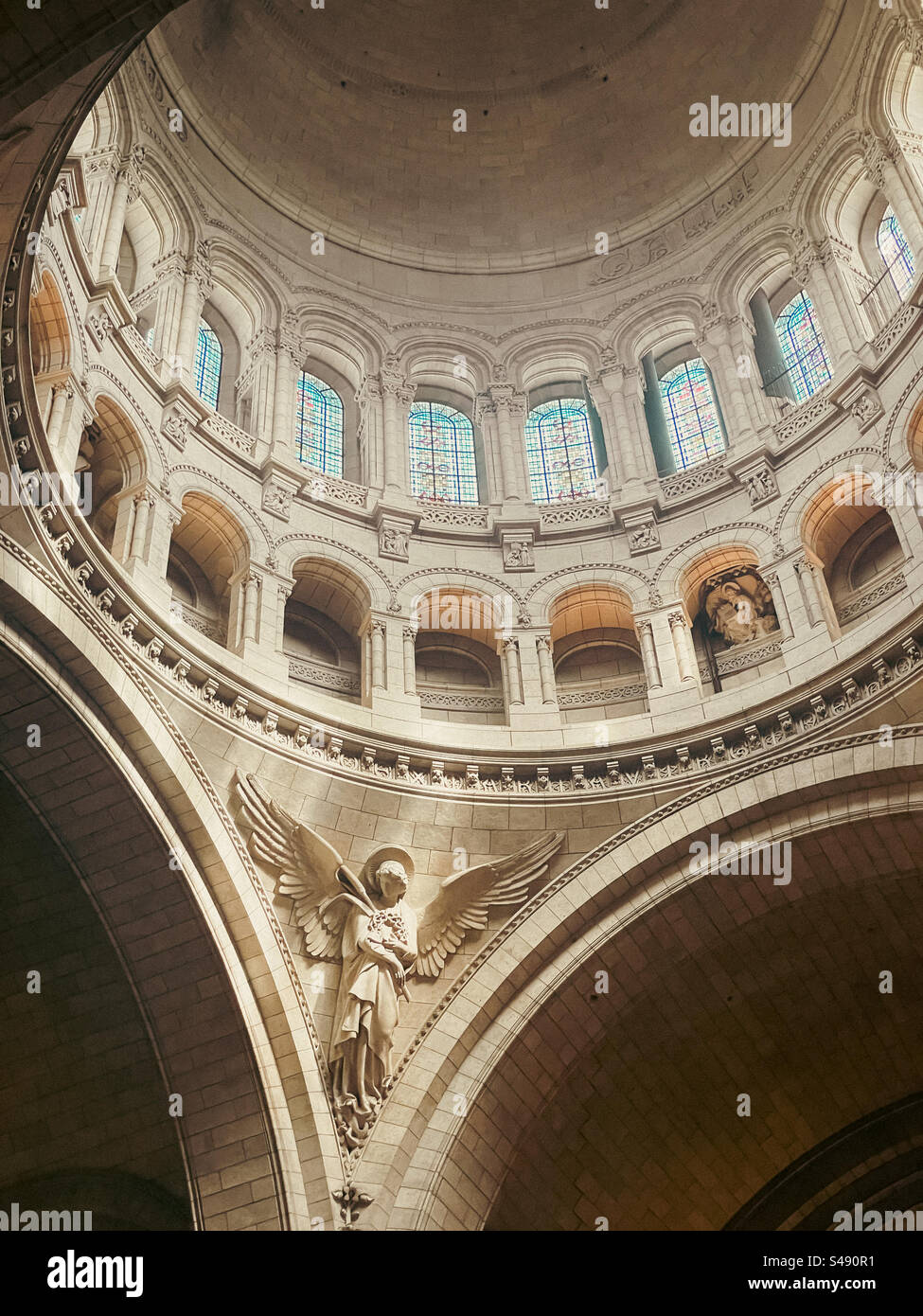 Regardant le dôme à l'intérieur de la basilique du Sacré-coeur de Montmartre à Paris, France - Image de stock capturée avec un smartphone