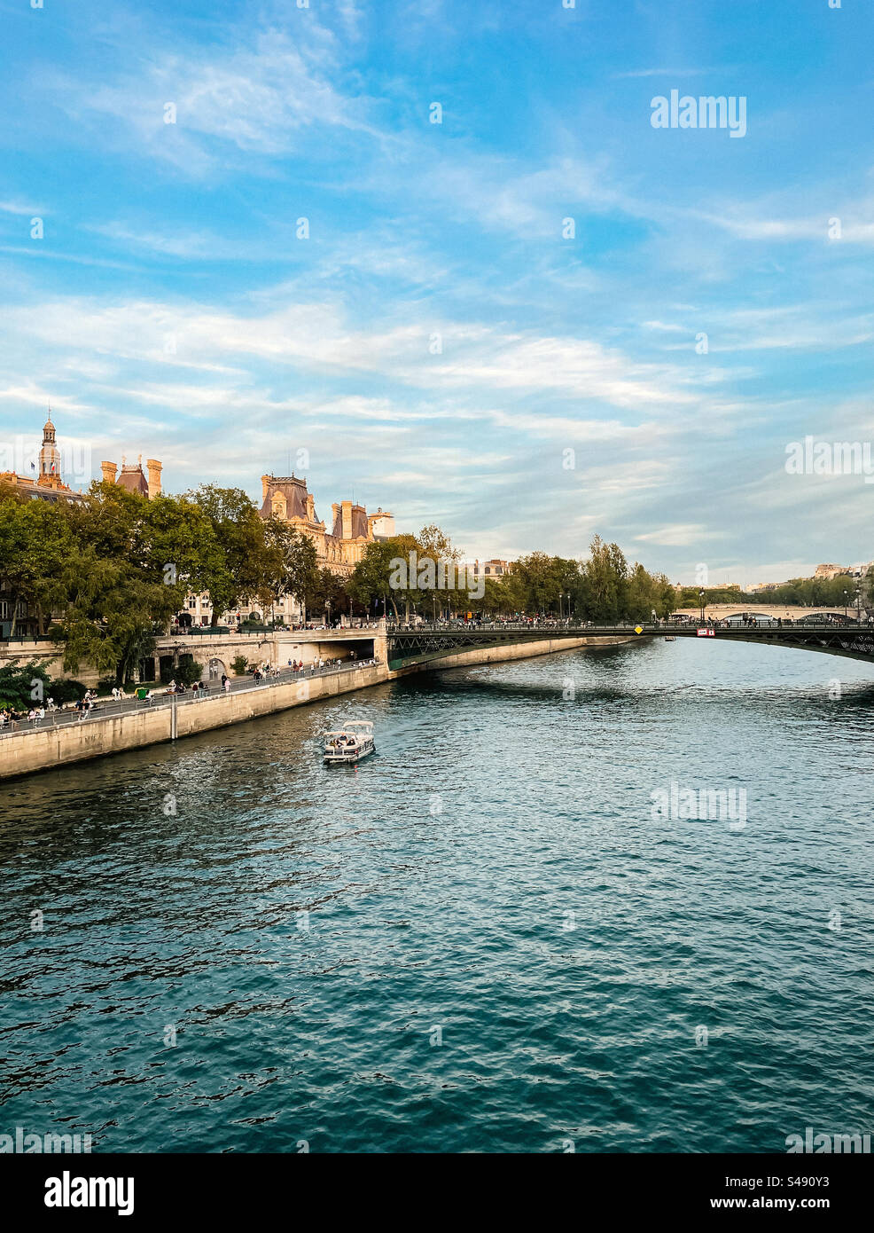 La Seine à Paris par une journée ensoleillée. Banque D'Images