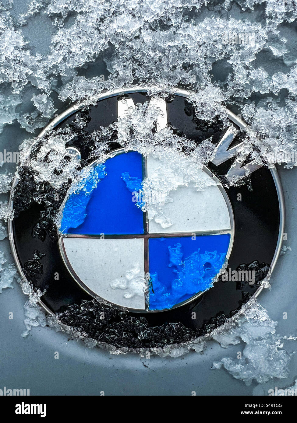 Logo BMW recouvert de neige et de glace - Image de stock capturée avec un smartphone