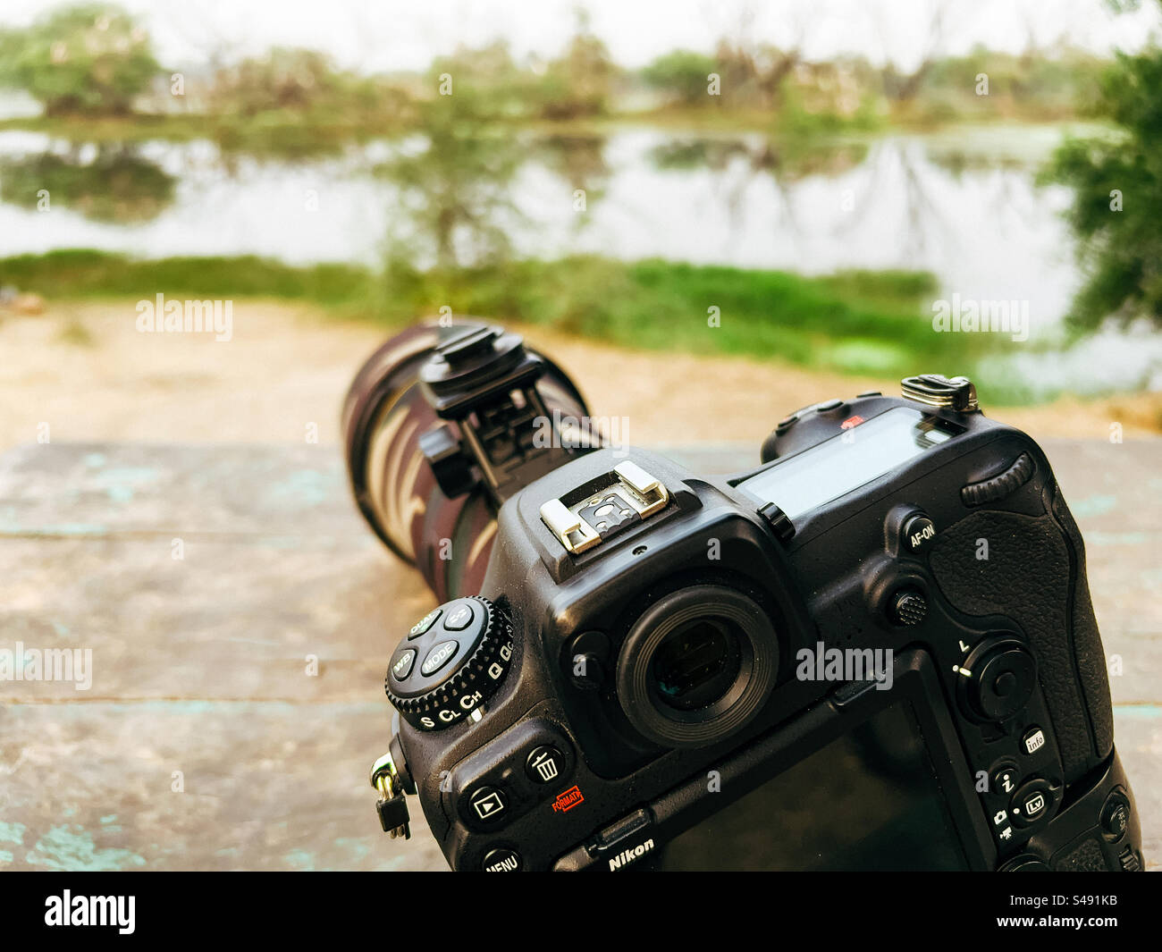 Appareil photo reflex numérique Nikon D500 avec objectif 500mm f/5,6 PF Banque D'Images
