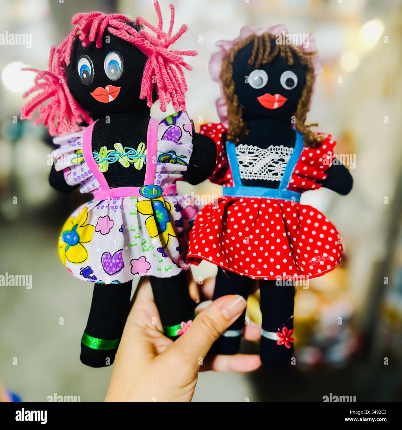 Deux poupées de chiffon, souvenir cubain au marché des artisans. La Havane, Cuba Banque D'Images