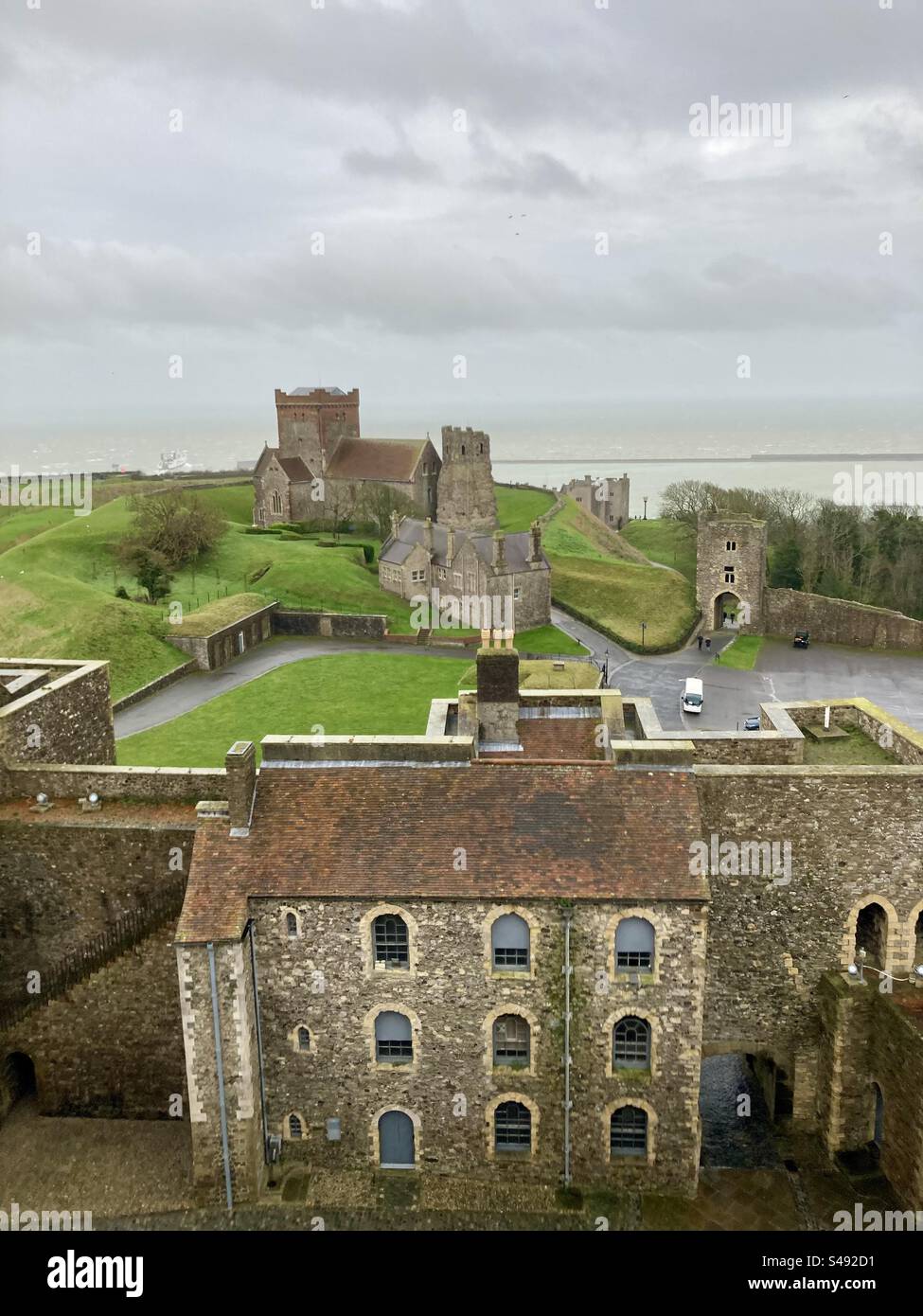 Vue de l'église et Pharos - phare romain Dovers - du château de Douvres Banque D'Images
