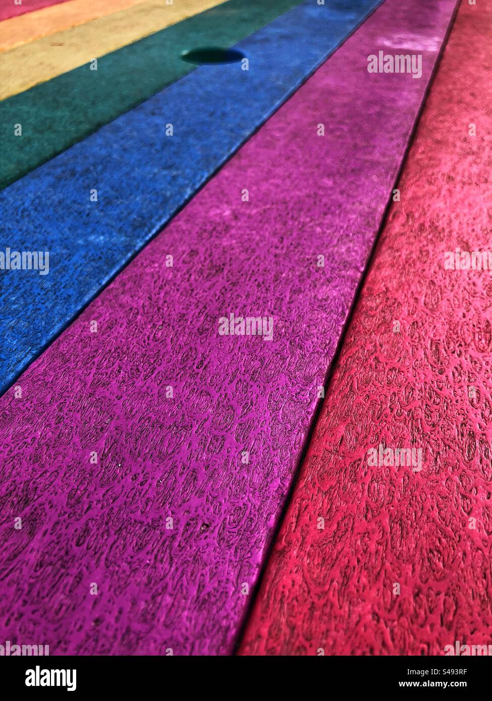 Plateau de table extérieur avec surface multicolore Banque D'Images