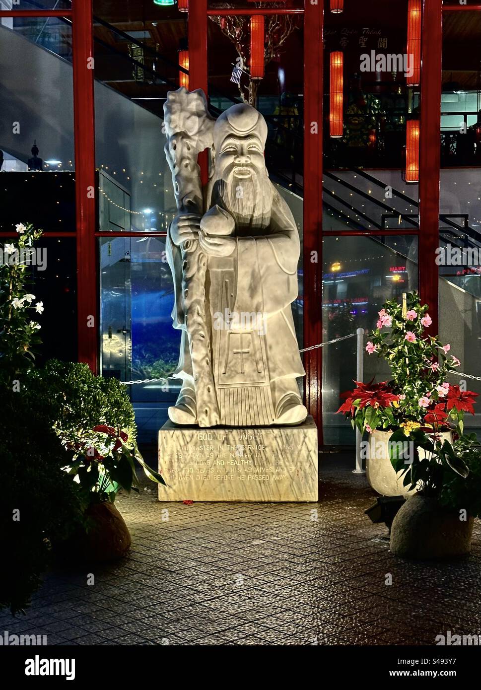 Dieu de la longévité a représenté tenant un bâton et une pêche à l'Asian Garden Mall à Little Saigon, Westminster, Californie. Banque D'Images