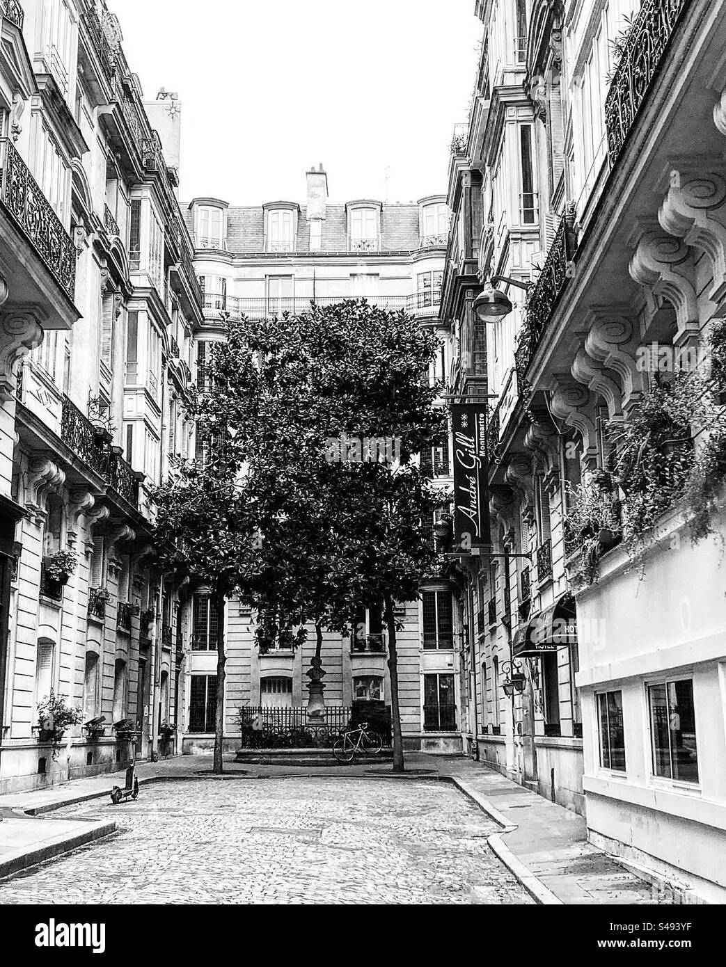 Flâner dans Monmartre à Paris, France - Image de stock capturée avec un smartphone