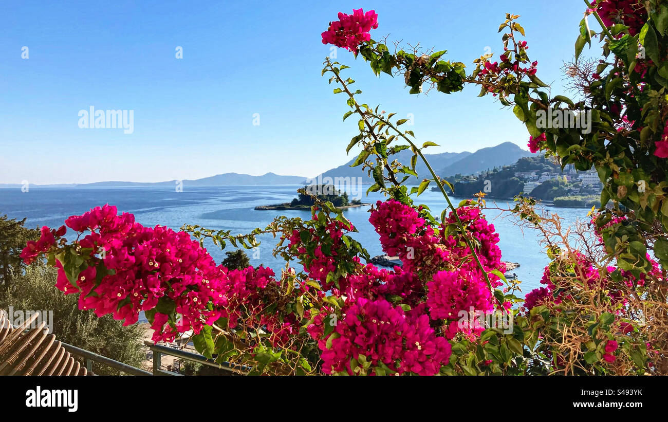 Vue sur la mer Ionienne depuis l'île de Corfou, Grèce par une journée ensoleillée d'octobre - Image de stock capturée avec un smartphone