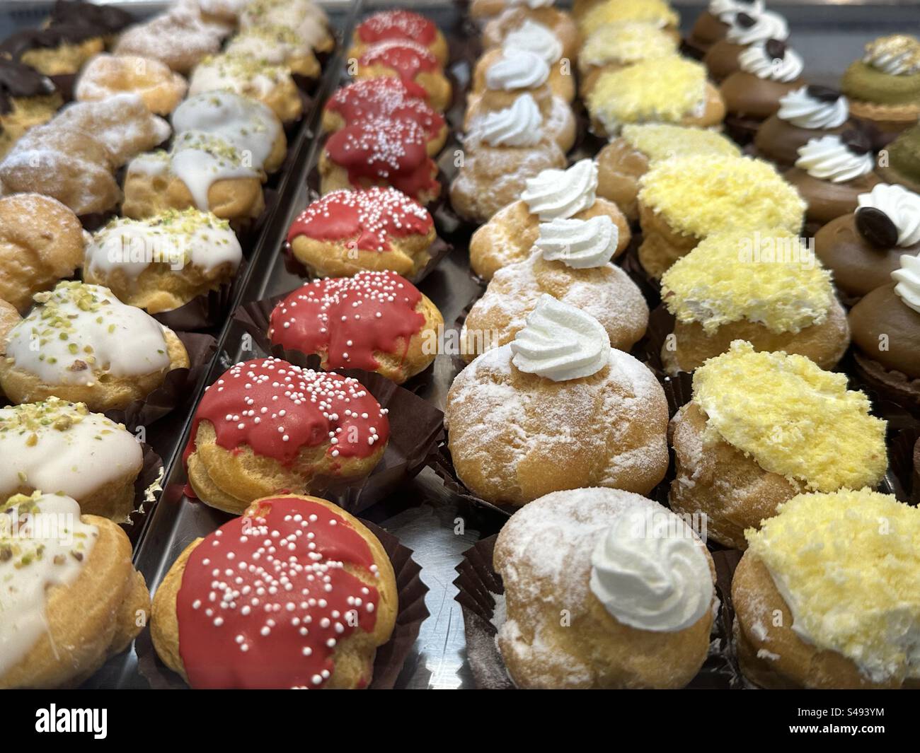 Bouffées de crème farcies au bar Banque D'Images