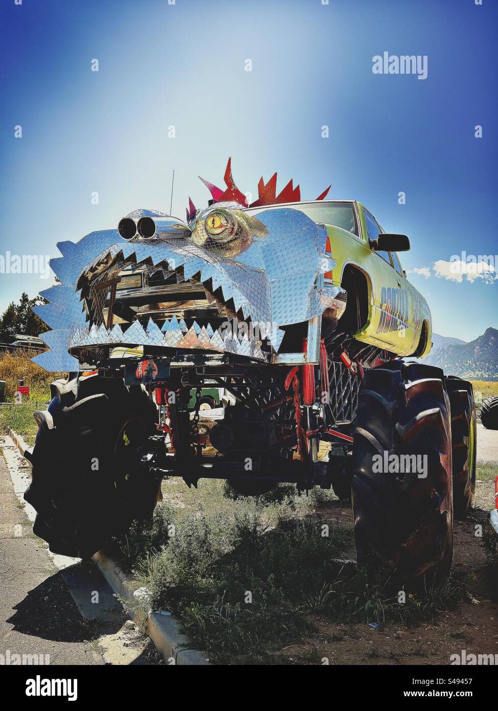 Jaune, camion monstre avec dents et visage en métal. Trouvé à l'extérieur dans le Colorado. Banque D'Images