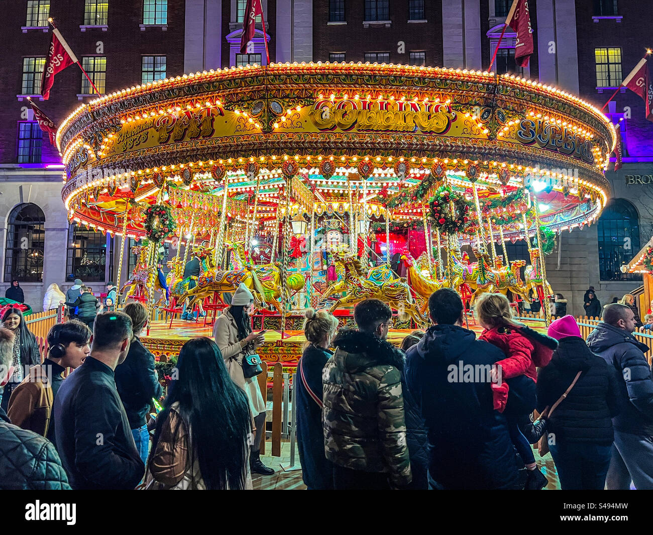 Noël joyeux se balader dans le centre-ville de Leeds la nuit Banque D'Images