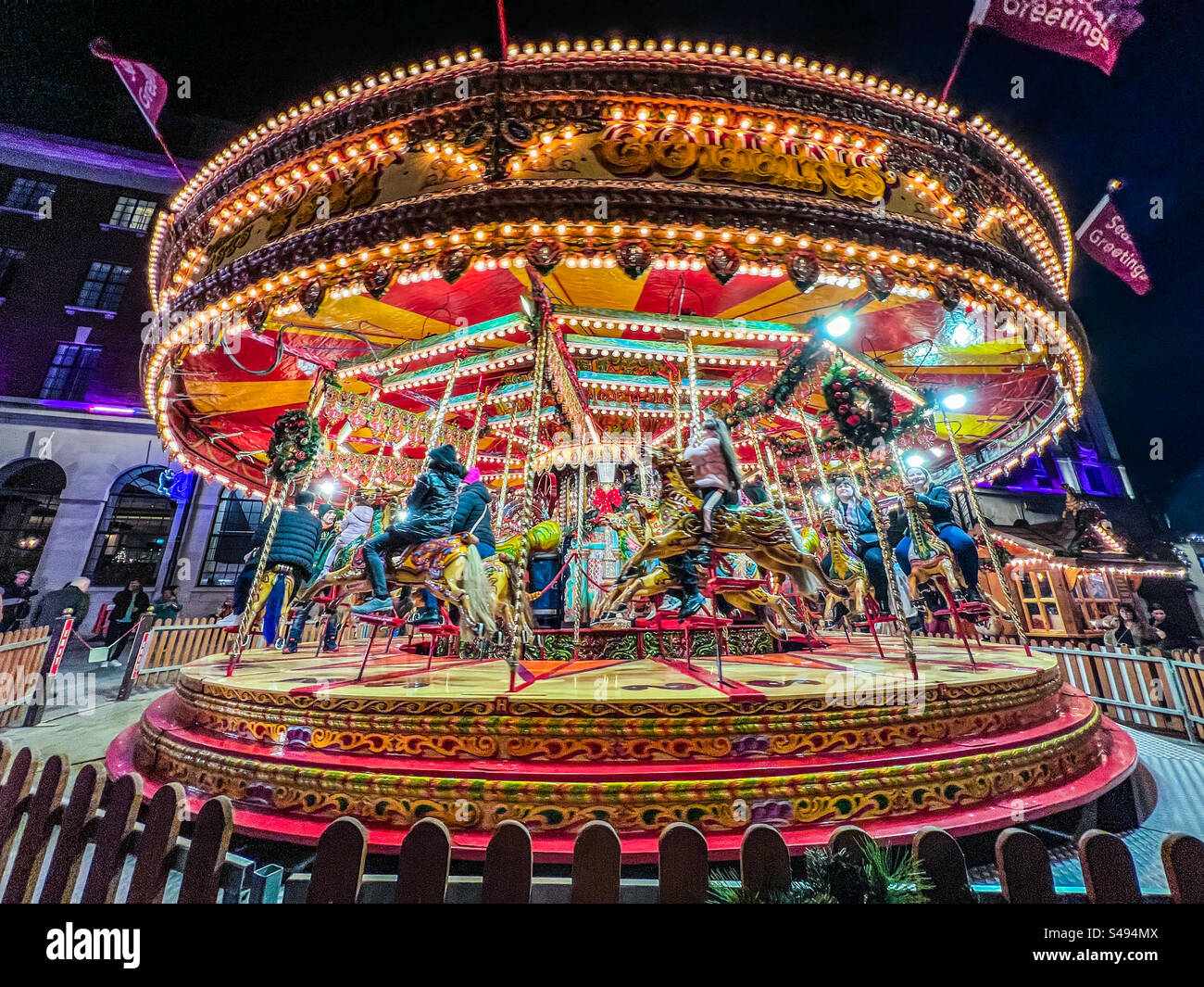 Joyeux tour au marché de Noël dans le centre-ville de Leeds la nuit Banque D'Images