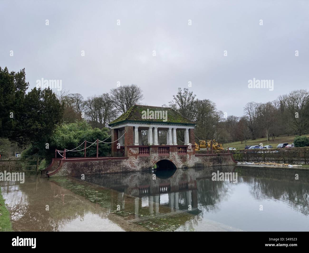 Pont sur l'eau, jardins Russell près de Douvres. - Image de stock capturée avec un smartphone