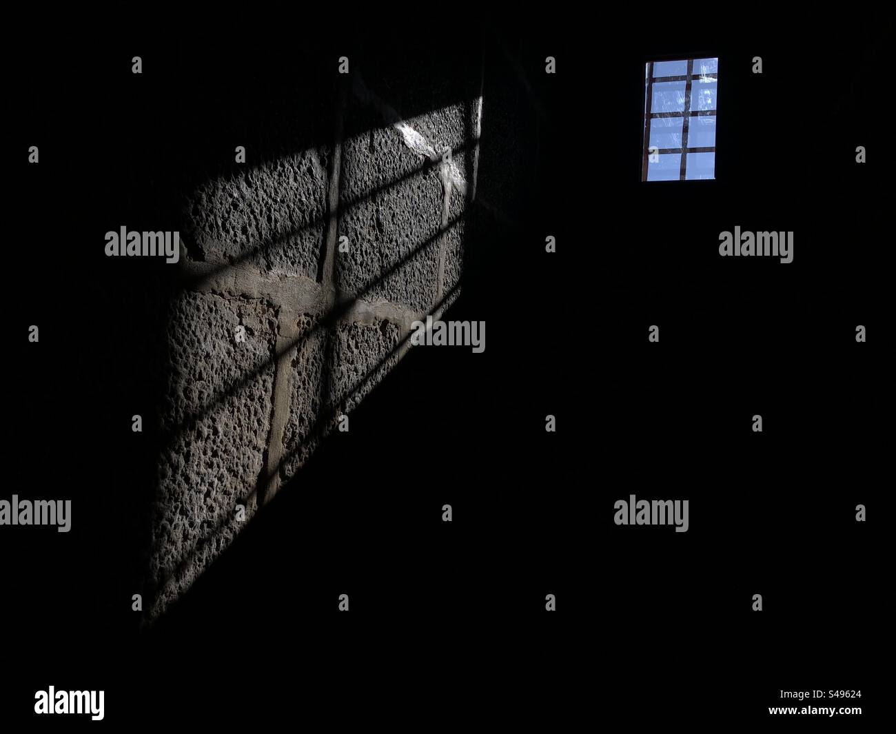 Lumière dramatique et ombre d'une fenêtre historique Banque D'Images