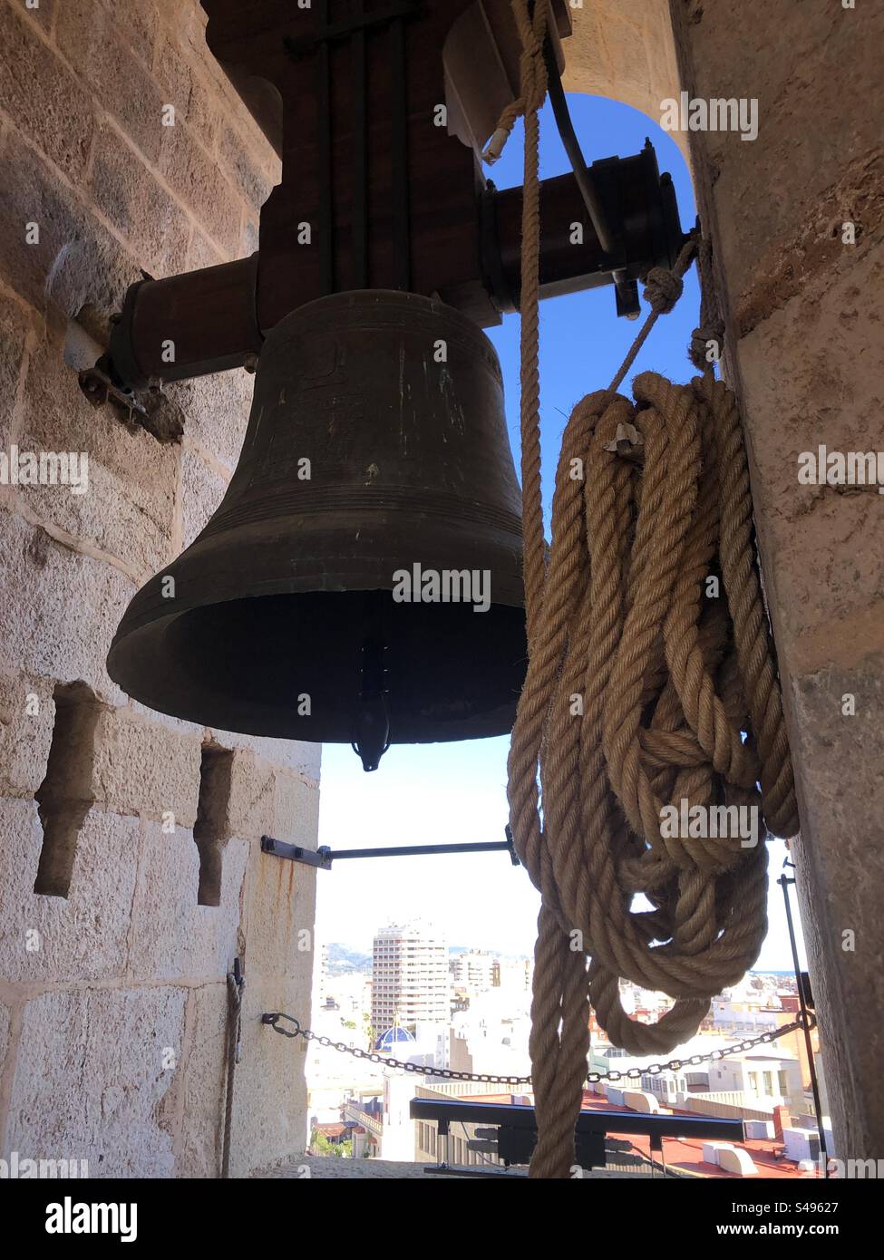 Cloche géante sur la tour d'el fadri à Castellón valencia espagne - Image de stock capturée avec un smartphone