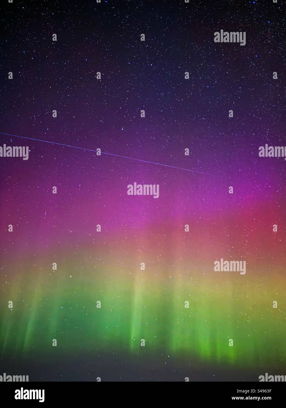 rainbow aurora avec la piste satellite starlink au manitoba, canada Banque D'Images