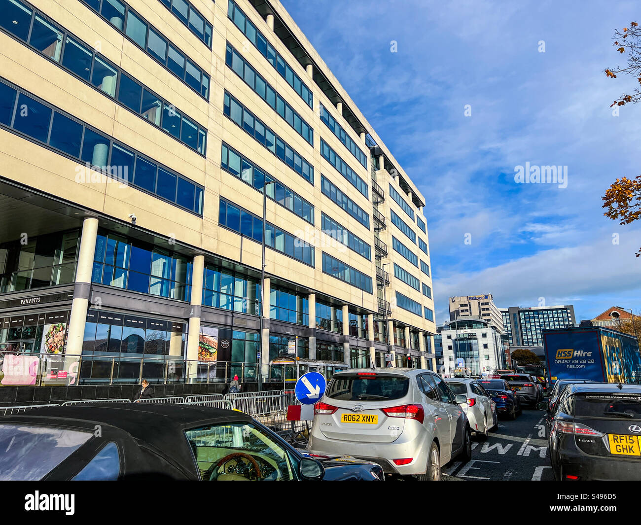 Trafic aux heures de pointe sur Neville Street dans le centre-ville de Leeds Banque D'Images