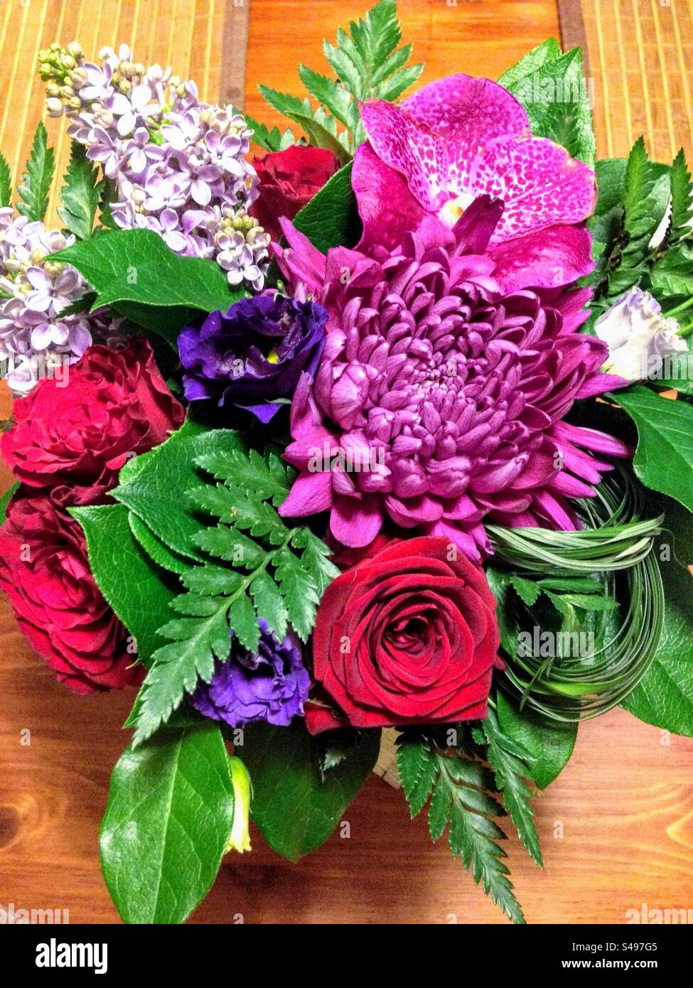 Gros plan du beau bouquet avec des roses, dahlia, lys, lilas et les espèces de quelques feuilles vertes - Image de stock capturée avec un smartphone