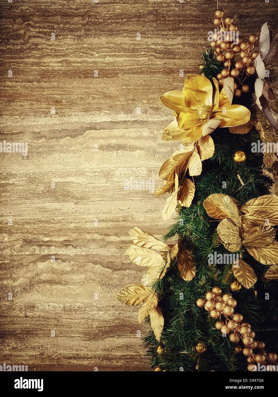 Gros plan de sapin de Noël à thème doré sur fond vintage doré avec espace de copie. - Image de stock capturée avec un smartphone