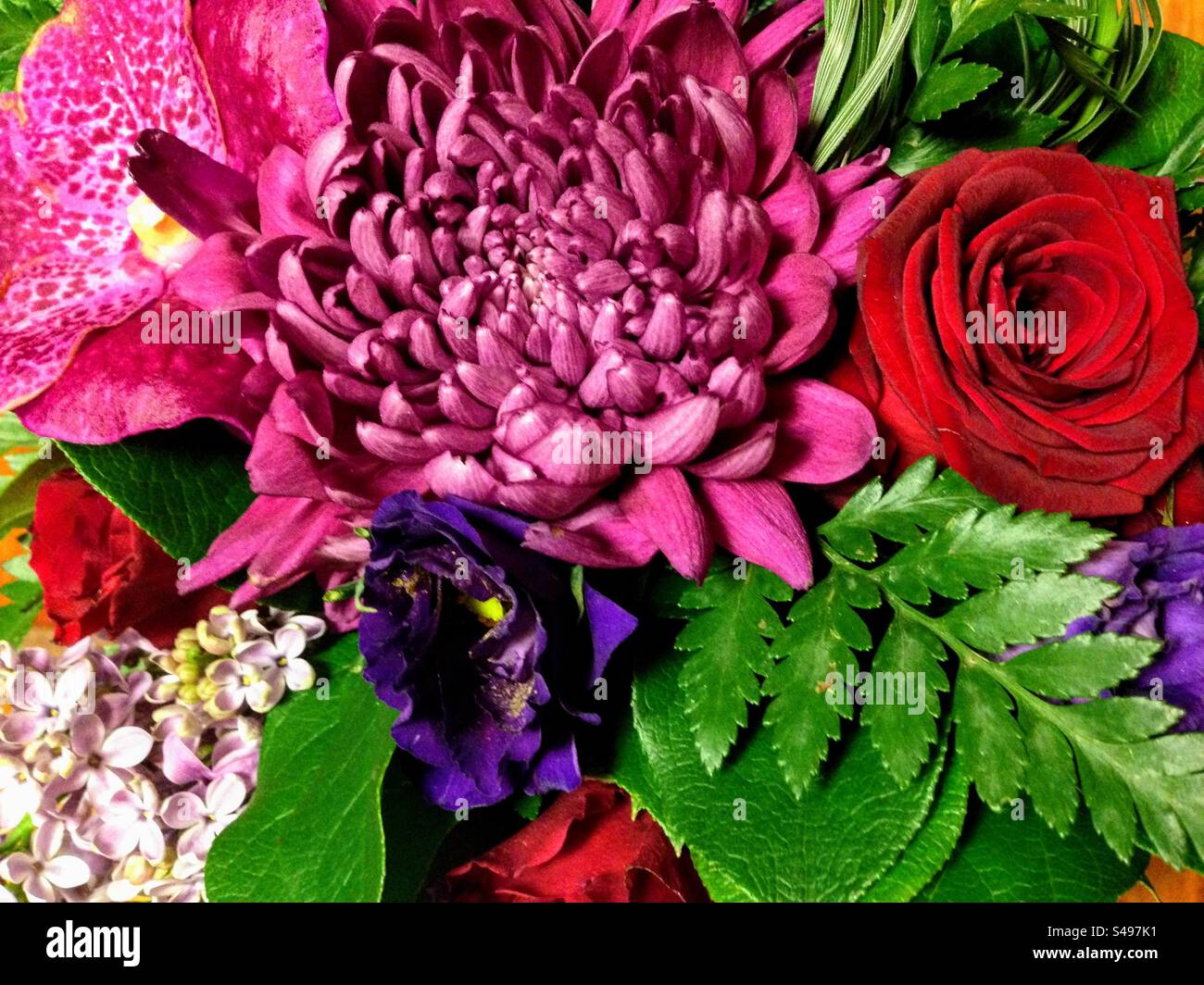 Gros plan du beau bouquet avec des roses, dahlia, lys, lilas et les espèces de quelques feuilles vertes - Image de stock capturée avec un smartphone