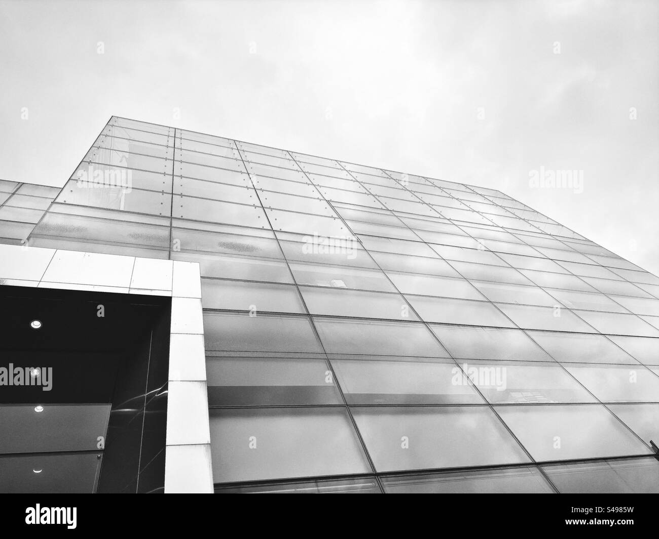 Cambridge, Massachusetts, États-Unis - juillet 2023 : visite de l'Institut Picower pour l'apprentissage et la mémoire sur le campus du Massachusetts Institute of Technology (MIT). Filtre noir et blanc. Banque D'Images