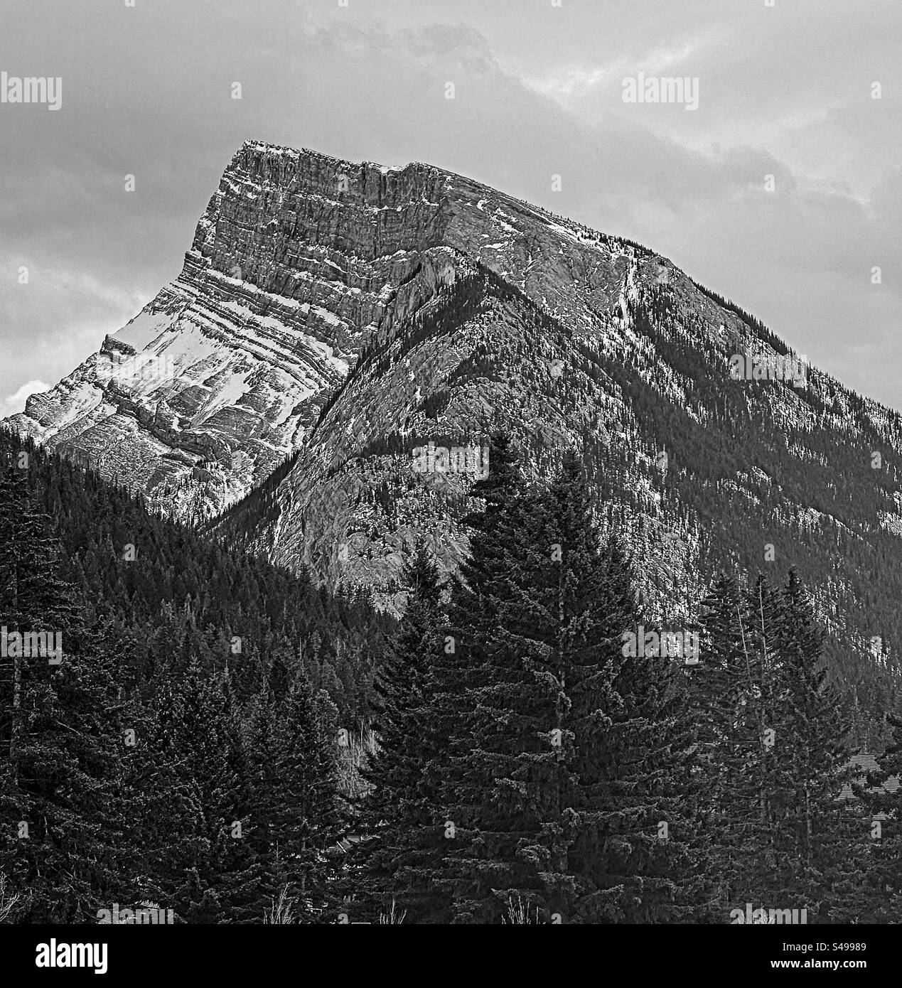 Mount rundle Banque d'images noir et blanc - Alamy