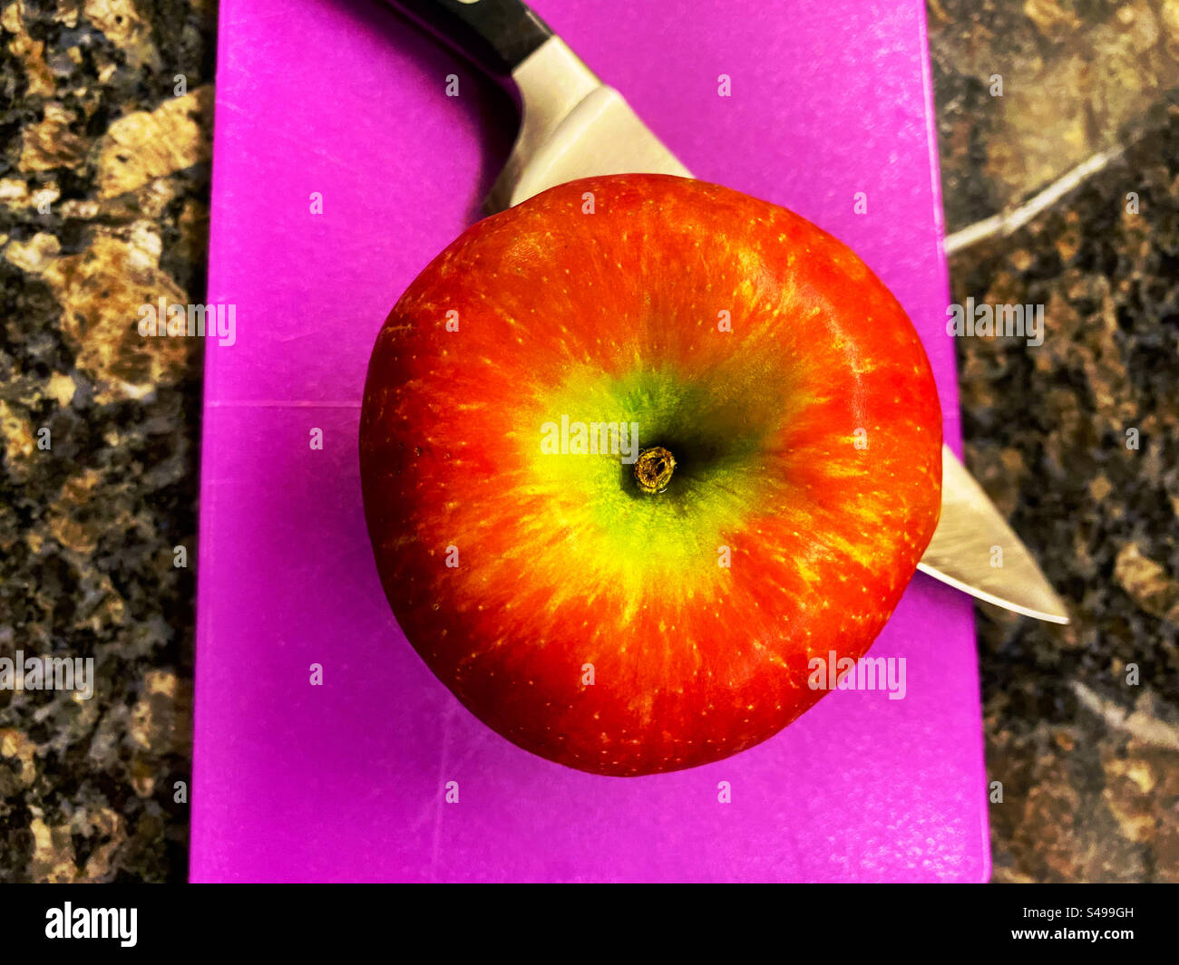 Pomme mûre sur une planche à découper avec un couteau - Image de stock capturée avec un smartphone