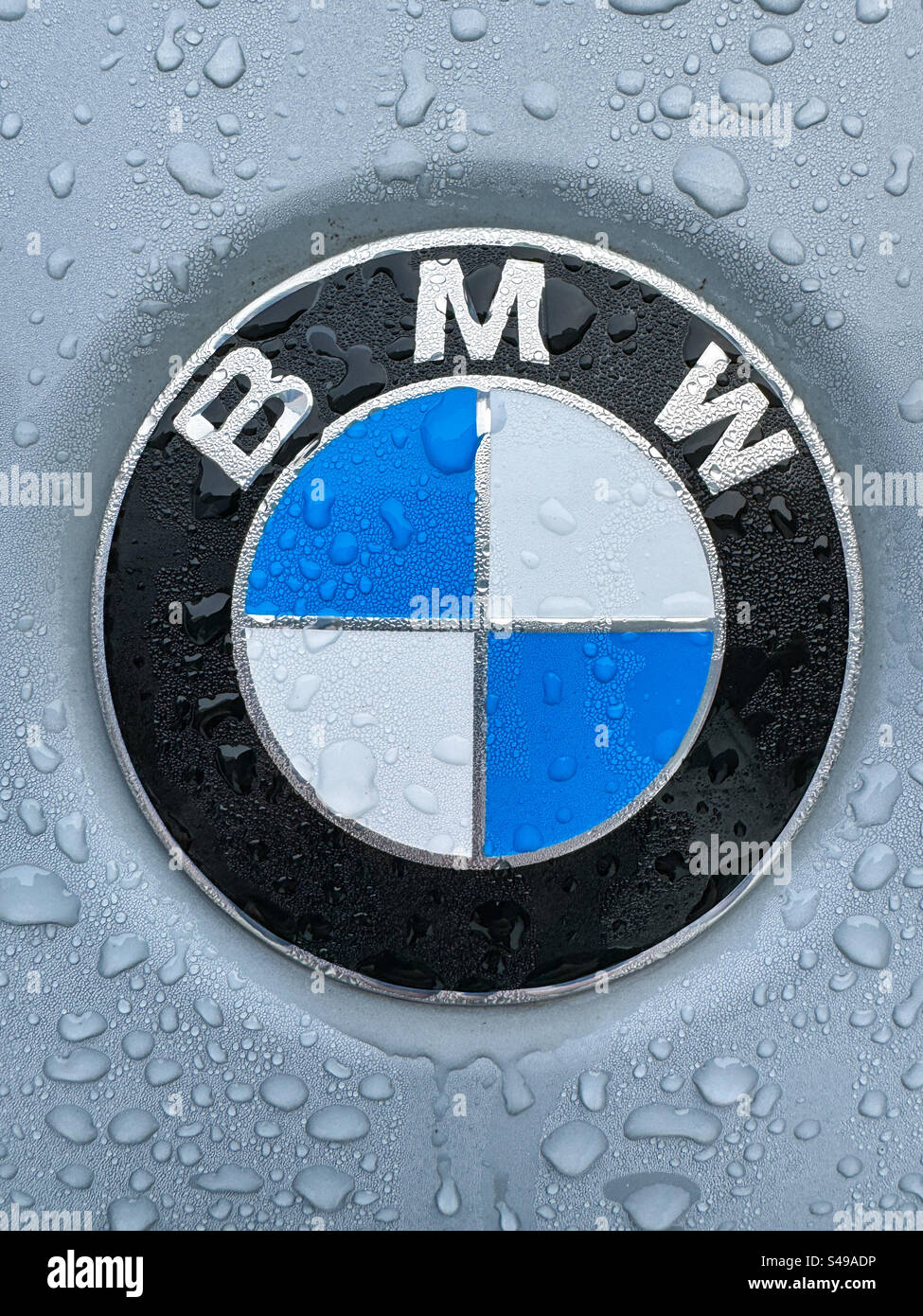 Gros plan du logo BMW en gouttes de pluie Banque D'Images