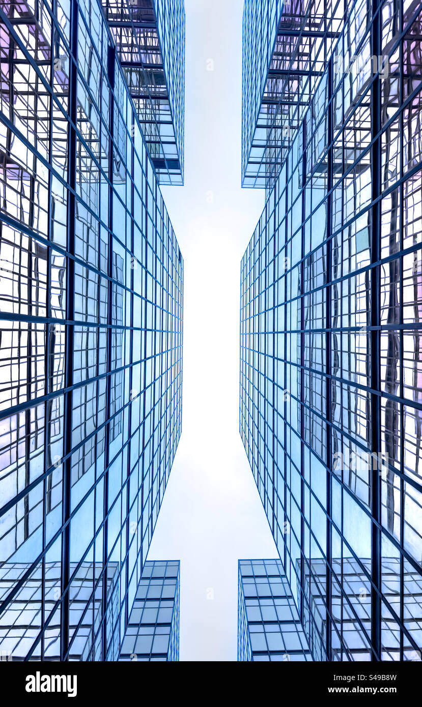 L'architecture moderne en verre et acier - Image de stock capturée avec un smartphone