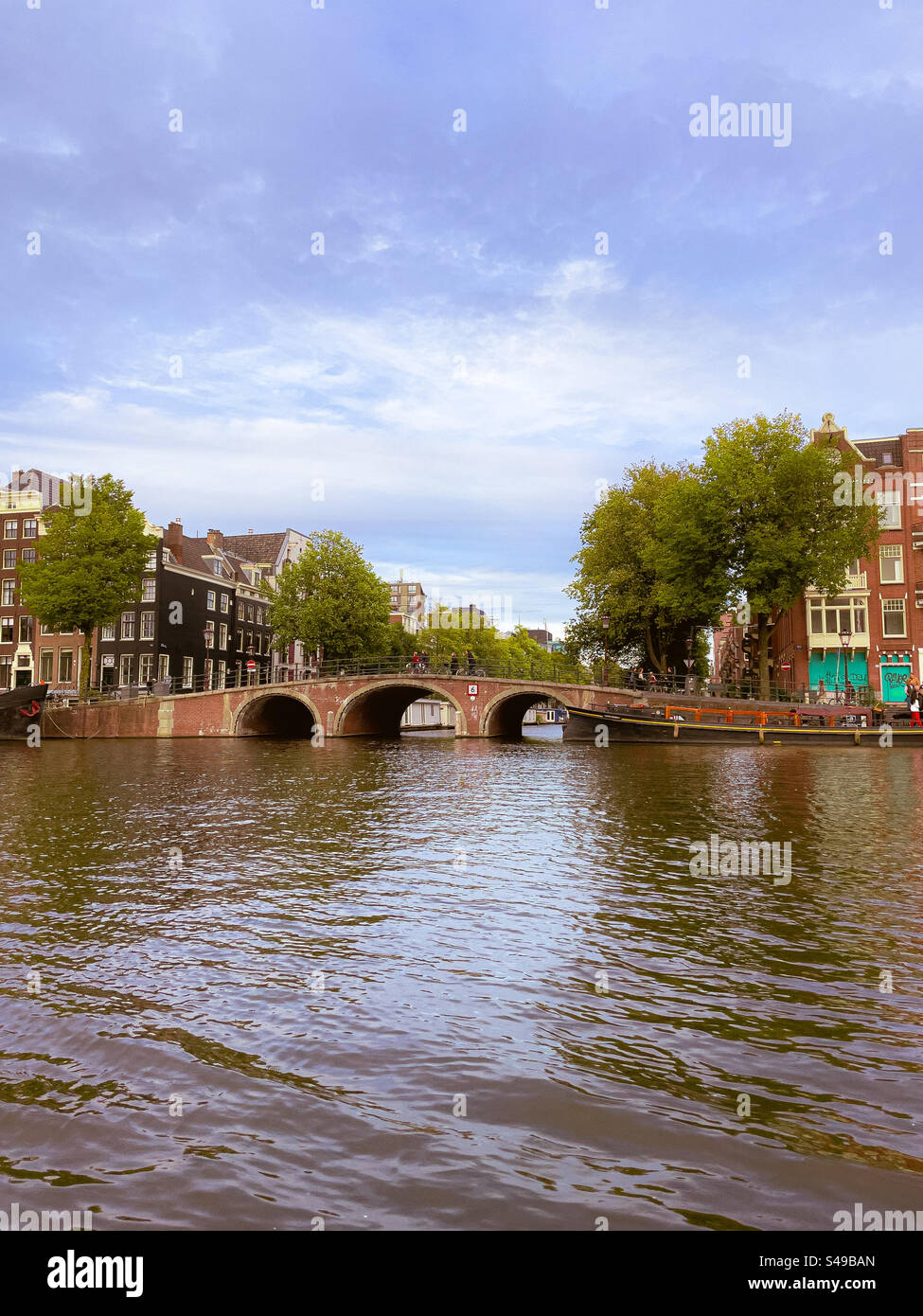 Pont d'Amsterdam et scène de la ville au large d'un canal d'un bateau Banque D'Images