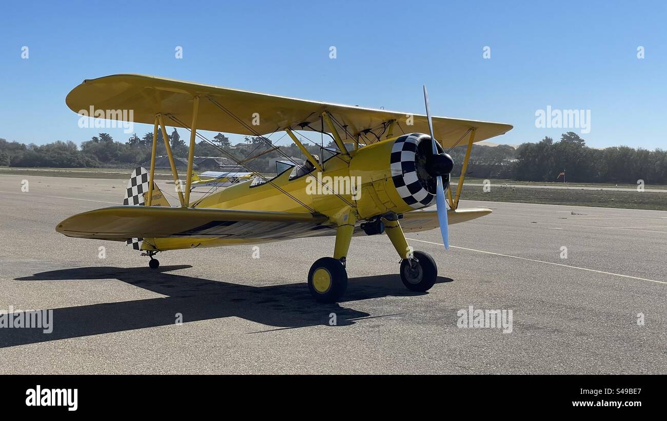 Biplan jaune prêt pour le décollage Banque D'Images