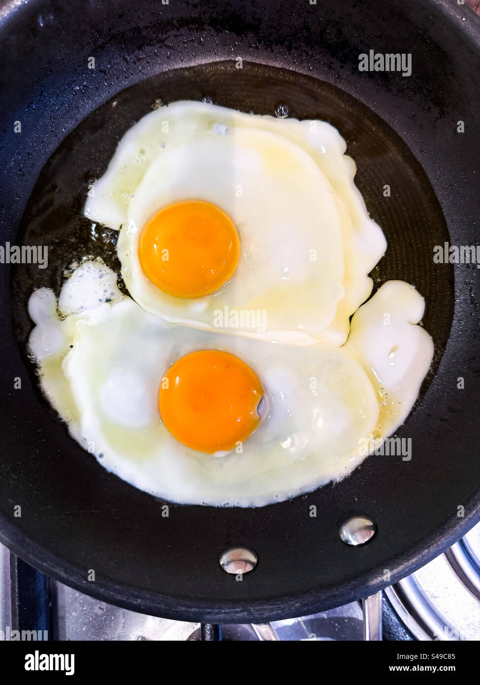 Deux œufs frits dans une poêle Banque D'Images