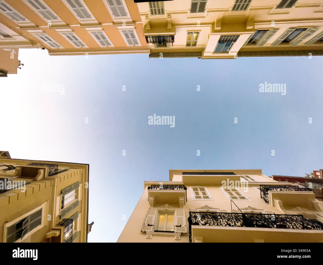 Vue en angle bas des immeubles résidentiels et ciel bleu à Monaco - Image de stock capturée avec un smartphone