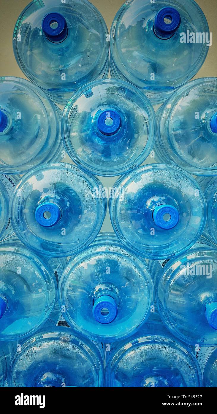 Fermez la pile de bouteilles d'eau vides Banque D'Images