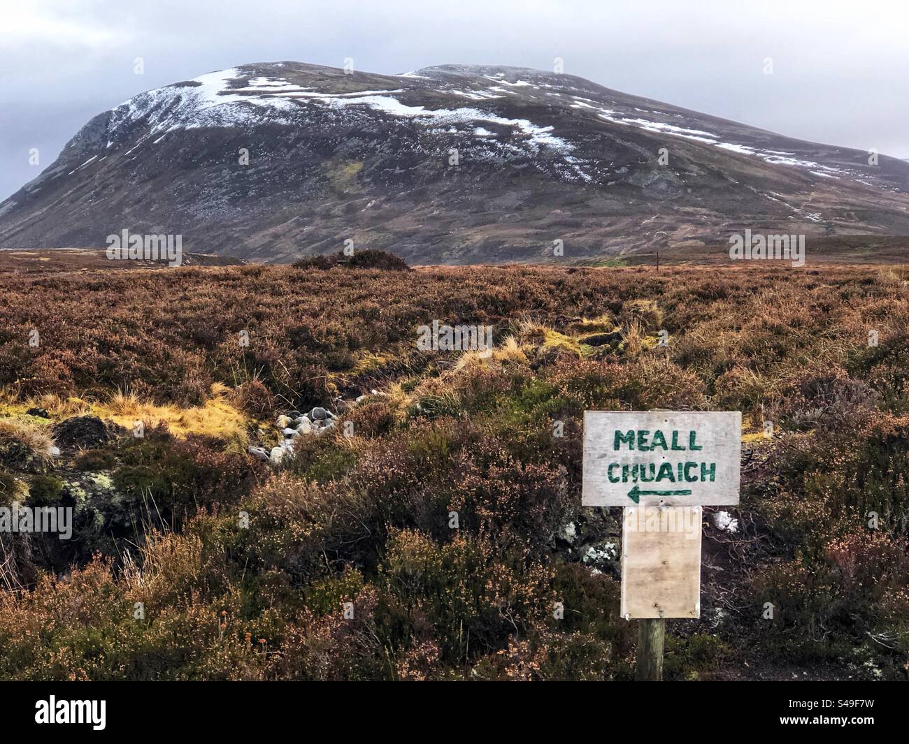 Vue de Meall Chuaich avec neige, montagne et Munro à Drumochter Highland, Écosse Banque D'Images