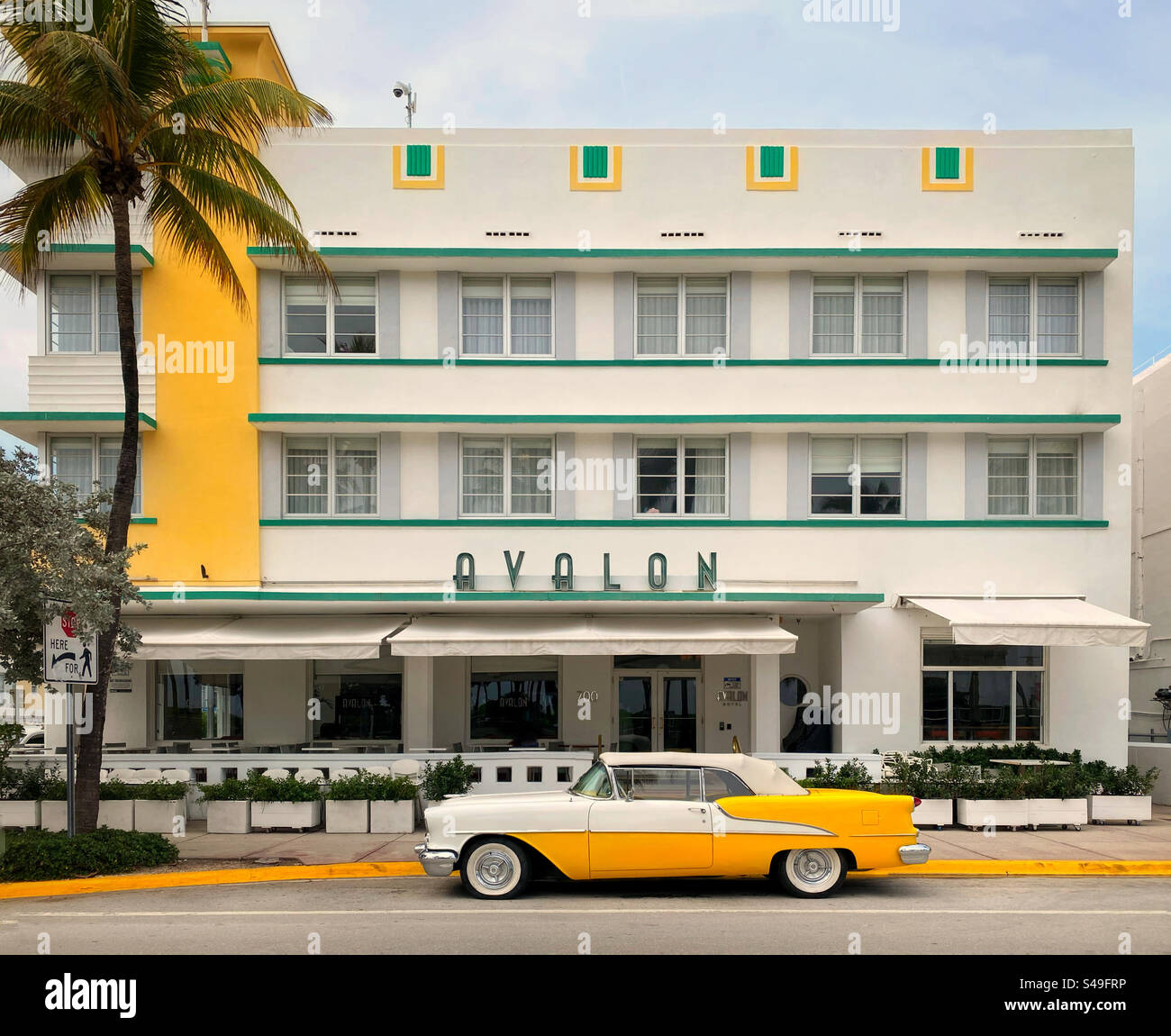 Un Oldsmobile des années 1950 stationné devant un hôtel Art déco à Miami Beach Banque D'Images