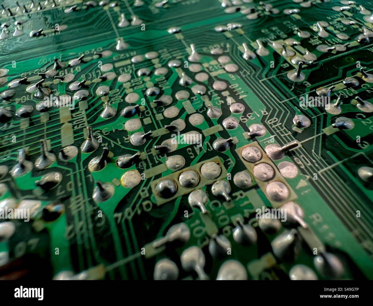 Gros plan sur les circuits de la carte mère de l'ordinateur - Image de stock capturée avec un smartphone