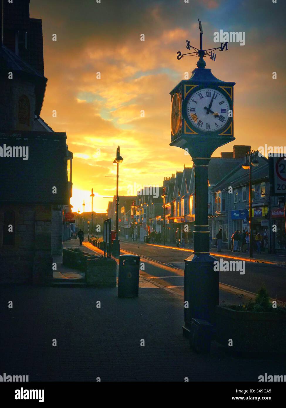 Rue dans Somerset pris dans la lumière de fin d'après-midi Banque D'Images
