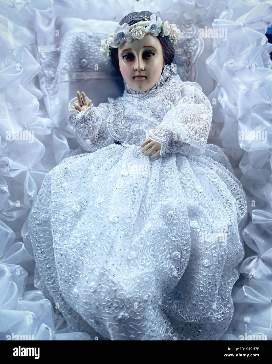 Une image de la Divina Infantita, la petite Vierge Marie, habillée en