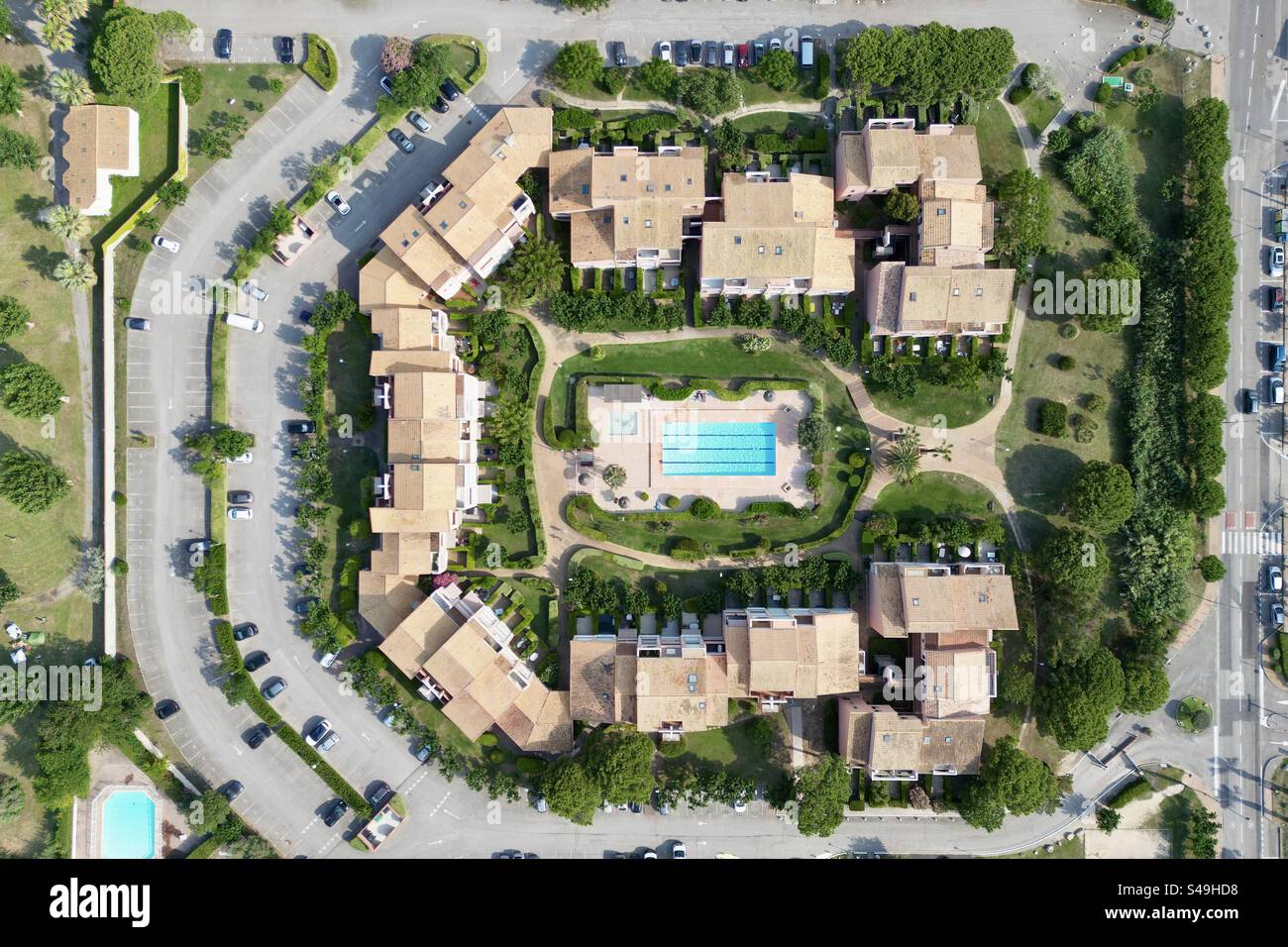 Prise de vue aérienne par drone d'une résidence d'été sud avec piscine centrale à Palavas-les-Flots, Occitanie, France. Banque D'Images