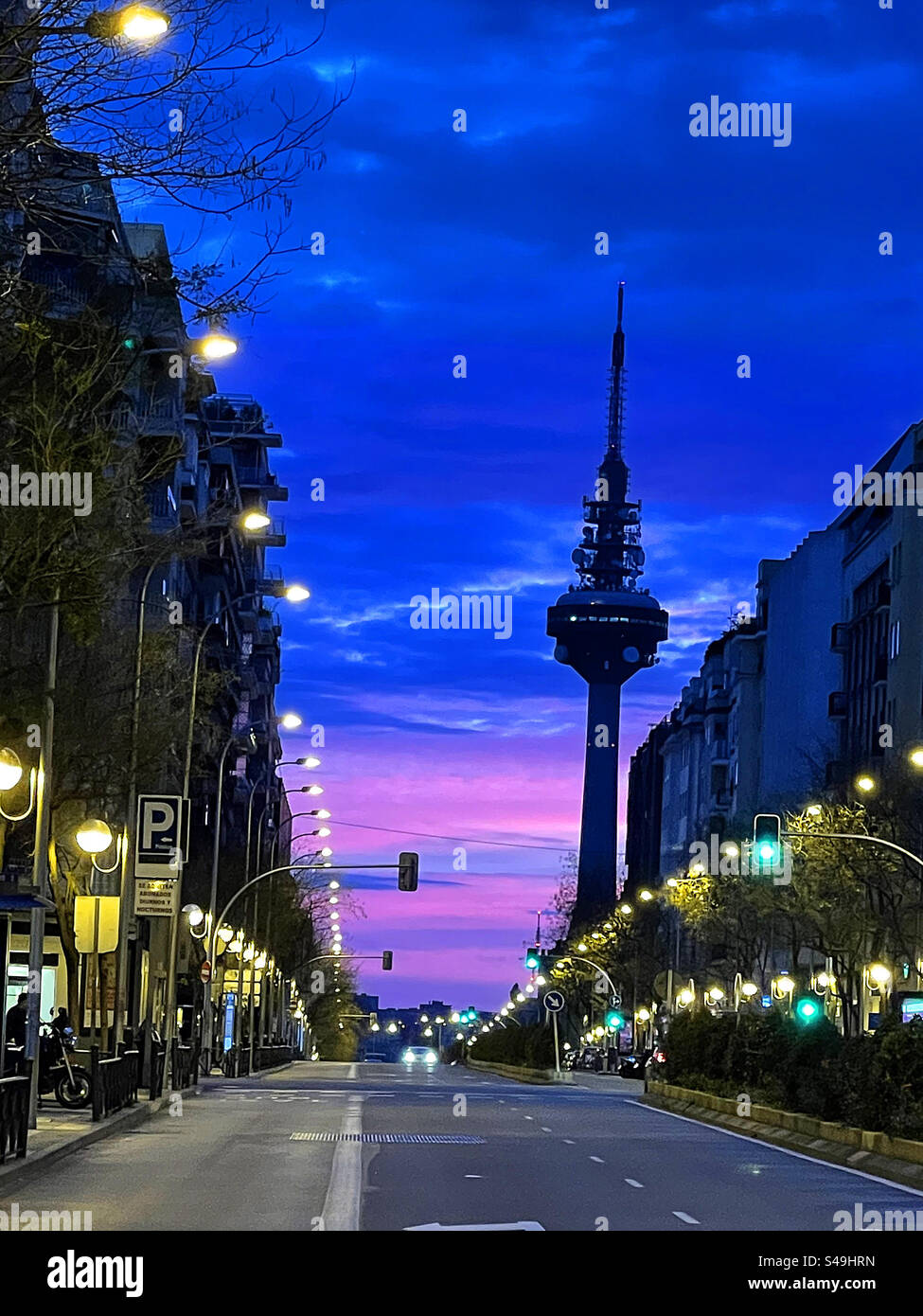 O’Donnell Street, vue de nuit.Madrid, Espagne. - Image de stock capturée avec un smartphone