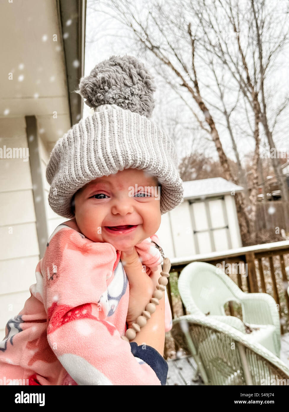Bébé profitant de la première neige Banque D'Images