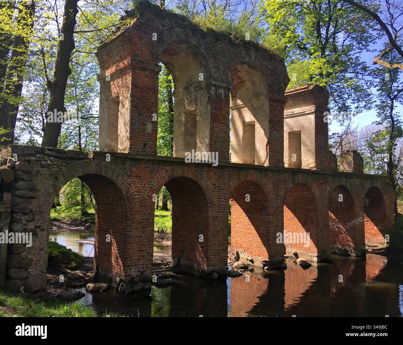 Parc Arkadia à Polan.ruines d'un aqueduc historique Banque D'Images