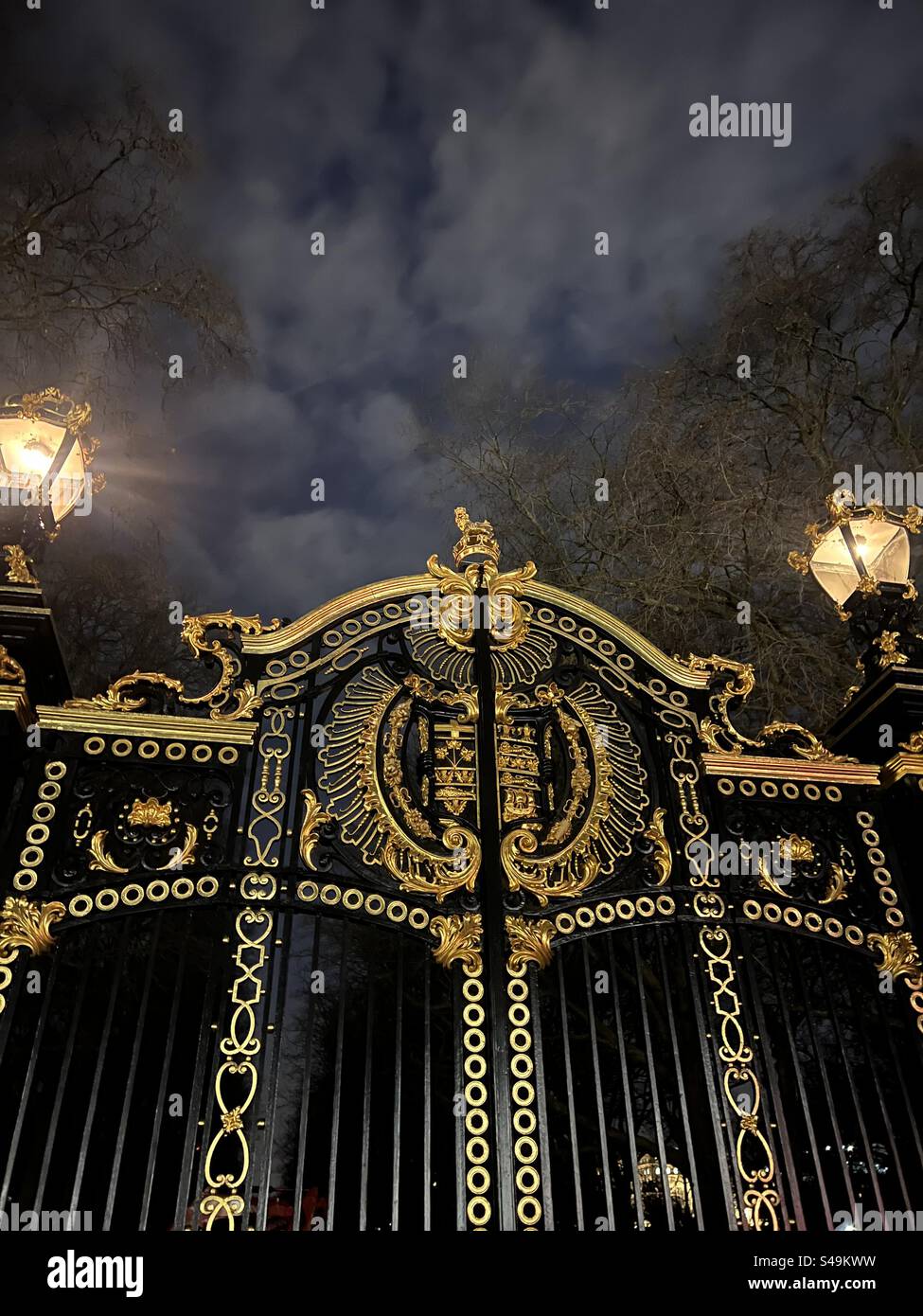 Buckingham Palace Gates la nuit à Londres Banque D'Images